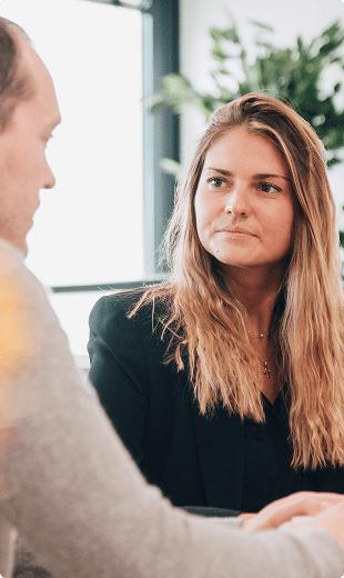 Femme attentive écoutant un collègue de profil