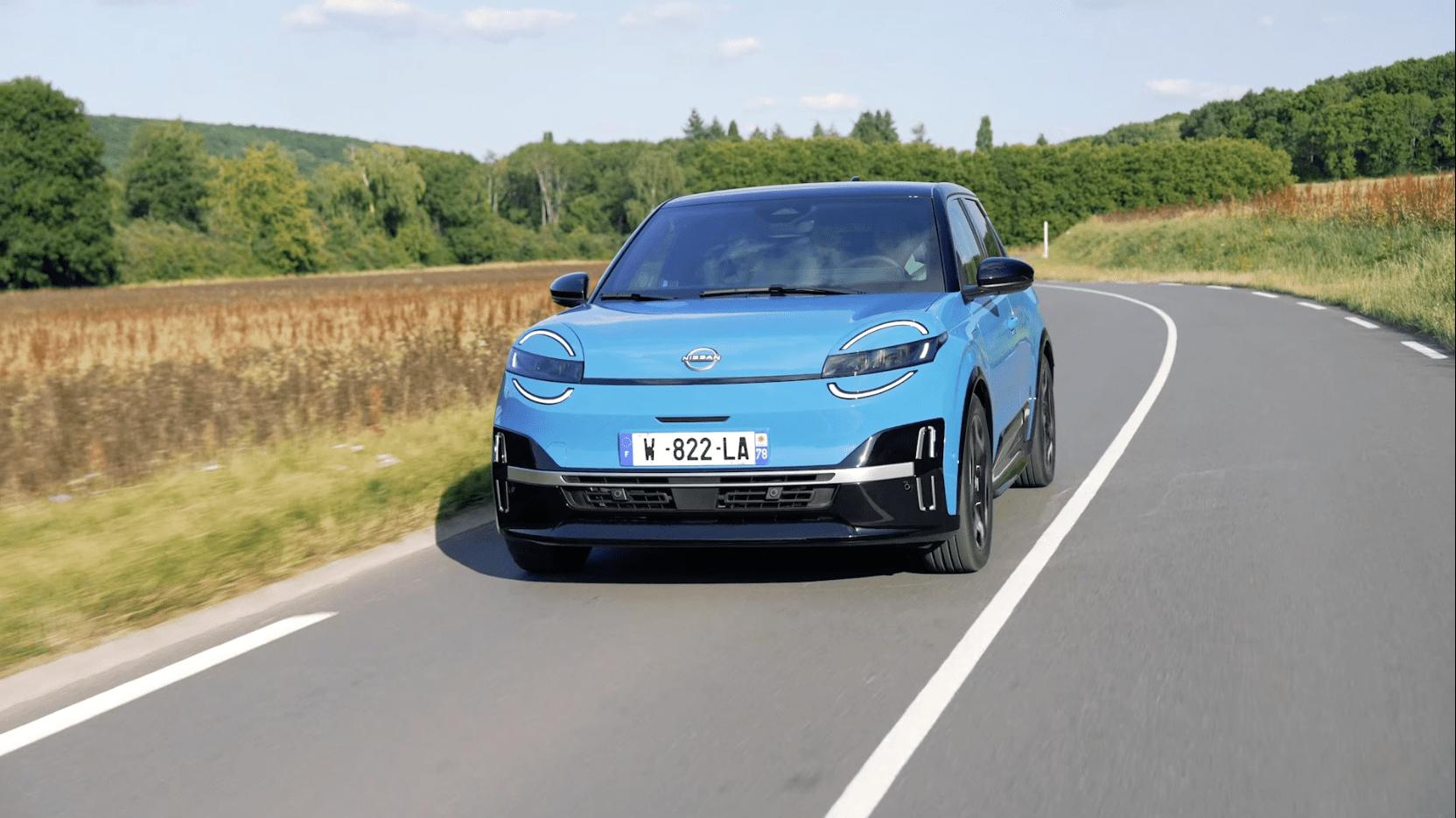 La nouvelle Micra de Nissan roule sur une route de campagne.