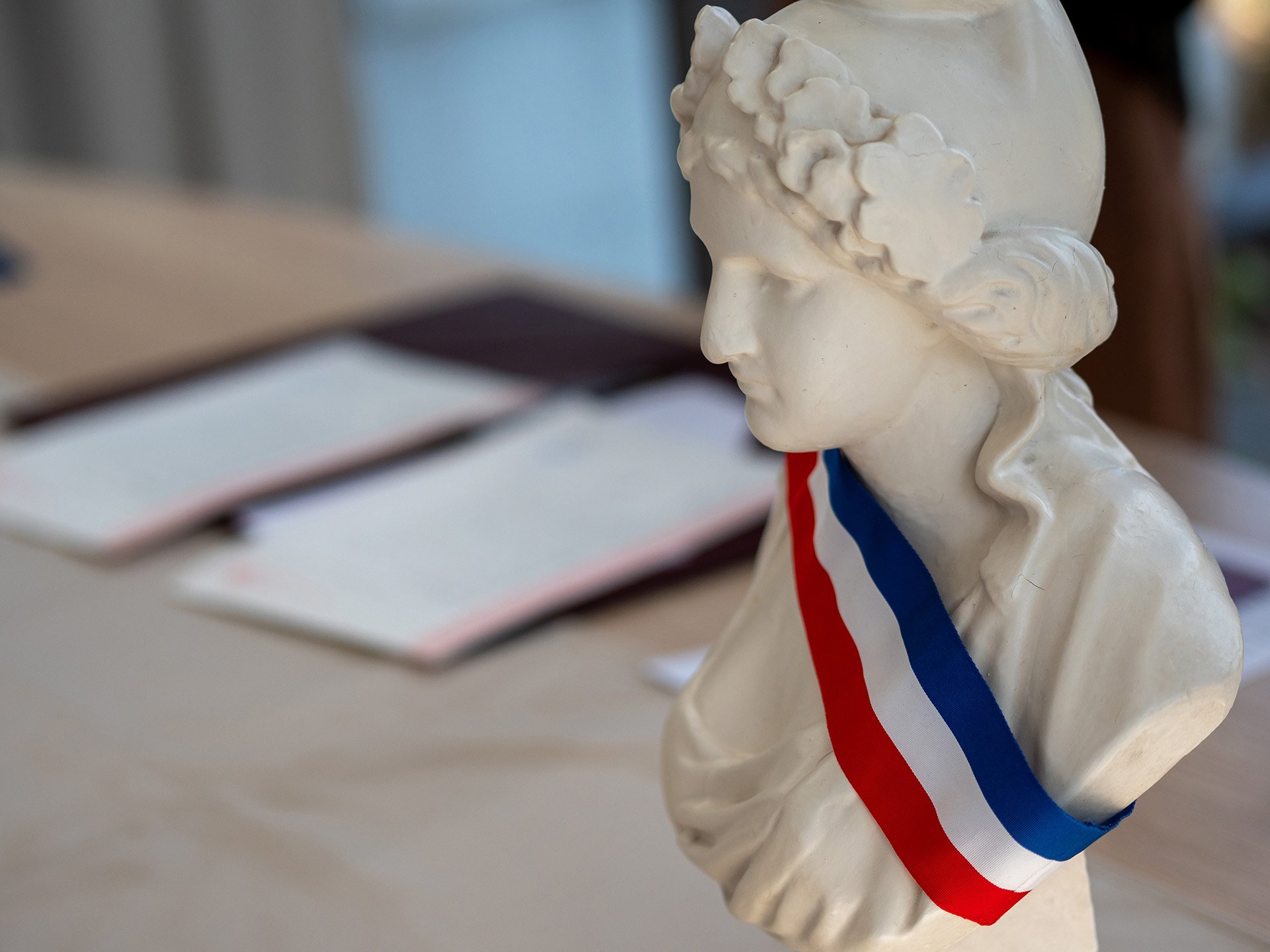 Buste de Marianne sur un bureau de Mairie.